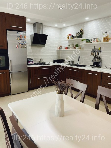 Продається 3-х кімнатна квартира з дизайнерським ремонтом 87м2 у Львові ID: 2663