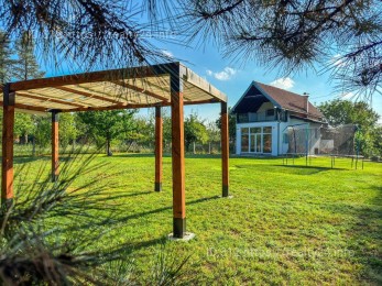 Заміський будинок в оточенні природи ID: 3768