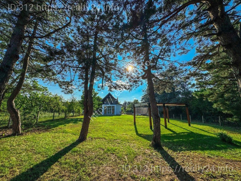 Заміський будинок в оточенні природи ID: 3772