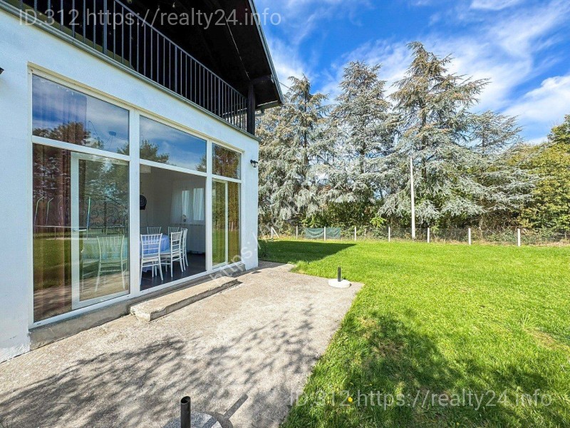 Заміський будинок в оточенні природи ID: 3775