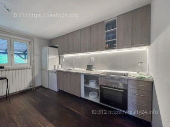 Заміський будинок в оточенні природи ID: 3780