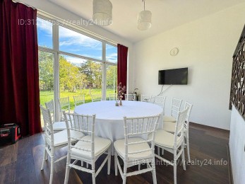 Заміський будинок в оточенні природи ID: 3784