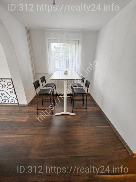 Заміський будинок в оточенні природи ID: 3786