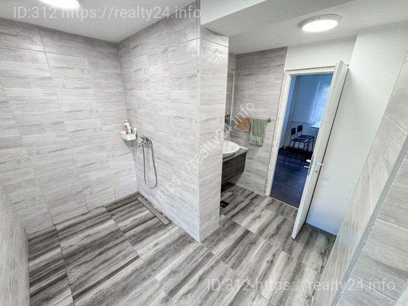 Заміський будинок в оточенні природи ID: 3796