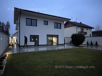 Продается стильный 2-этажный дом с гаражом и шикарными террасами в Суботице
          – Суботица