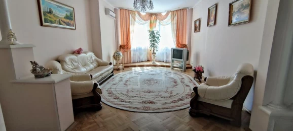 For Sale: Luxury 170 m2 apartment in Kyiv center, Bulvarno‑Kudriavska, exclusive condition, parking, 3m ceilings
          – Kyiv